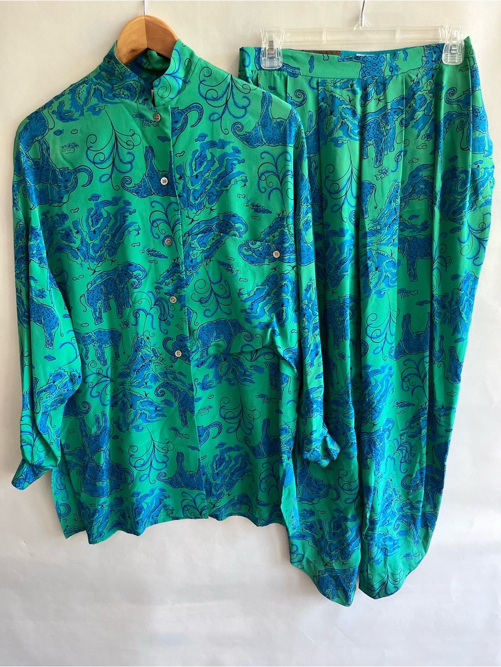 Vintage Albert Nipon 100% Silk Green Pants & Top Set Elephant Print 80’s